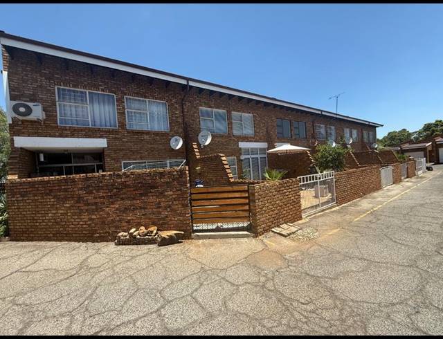 3 BEDROOM TOWNHOUSE FOR SALE IN FLORA GARDENS